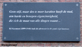 833235 Afbeelding van de plaquette met daarop de beginregels van het gedicht 'Utrecht' van Hendrik Marsman (1899-1940) ...